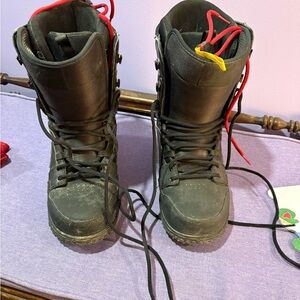 Black Lace-Up Nike men’s snowboard boots